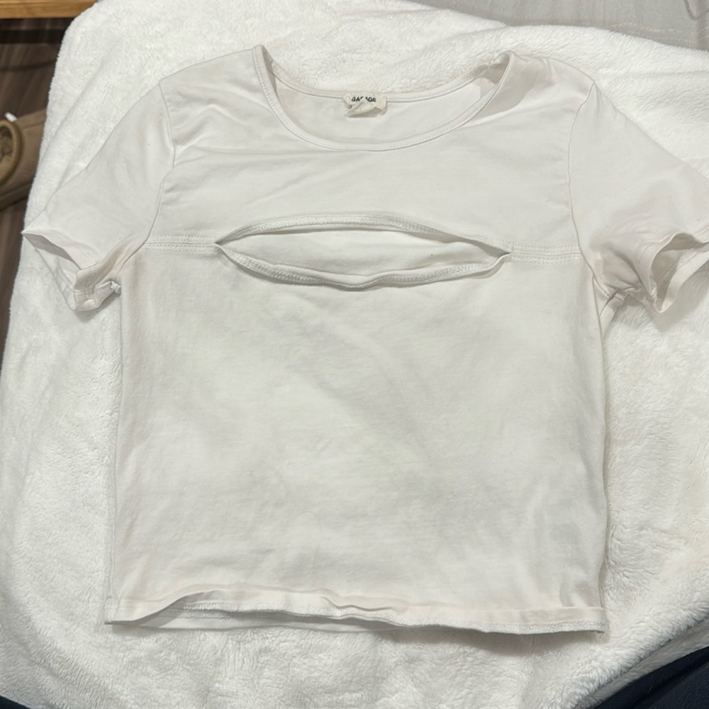 Whit cropped t shirt.